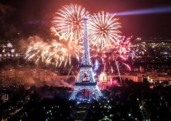 Fireworks on the Eiffel Tower during Bastille Day 2013, photographed from the Montparnasse Tower.