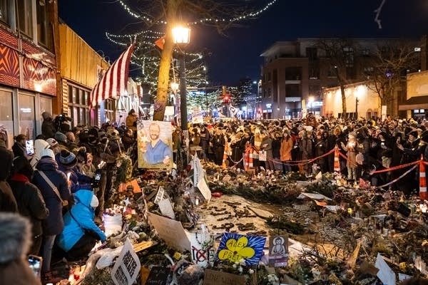 Hundreds gather to honor Alex Pretti at Minneapolis vigil