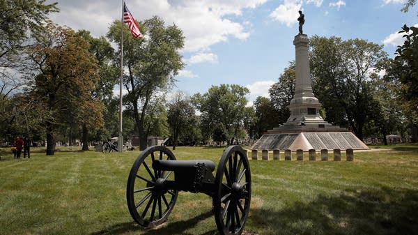 A canon and war memorial for Confederate soldiers.