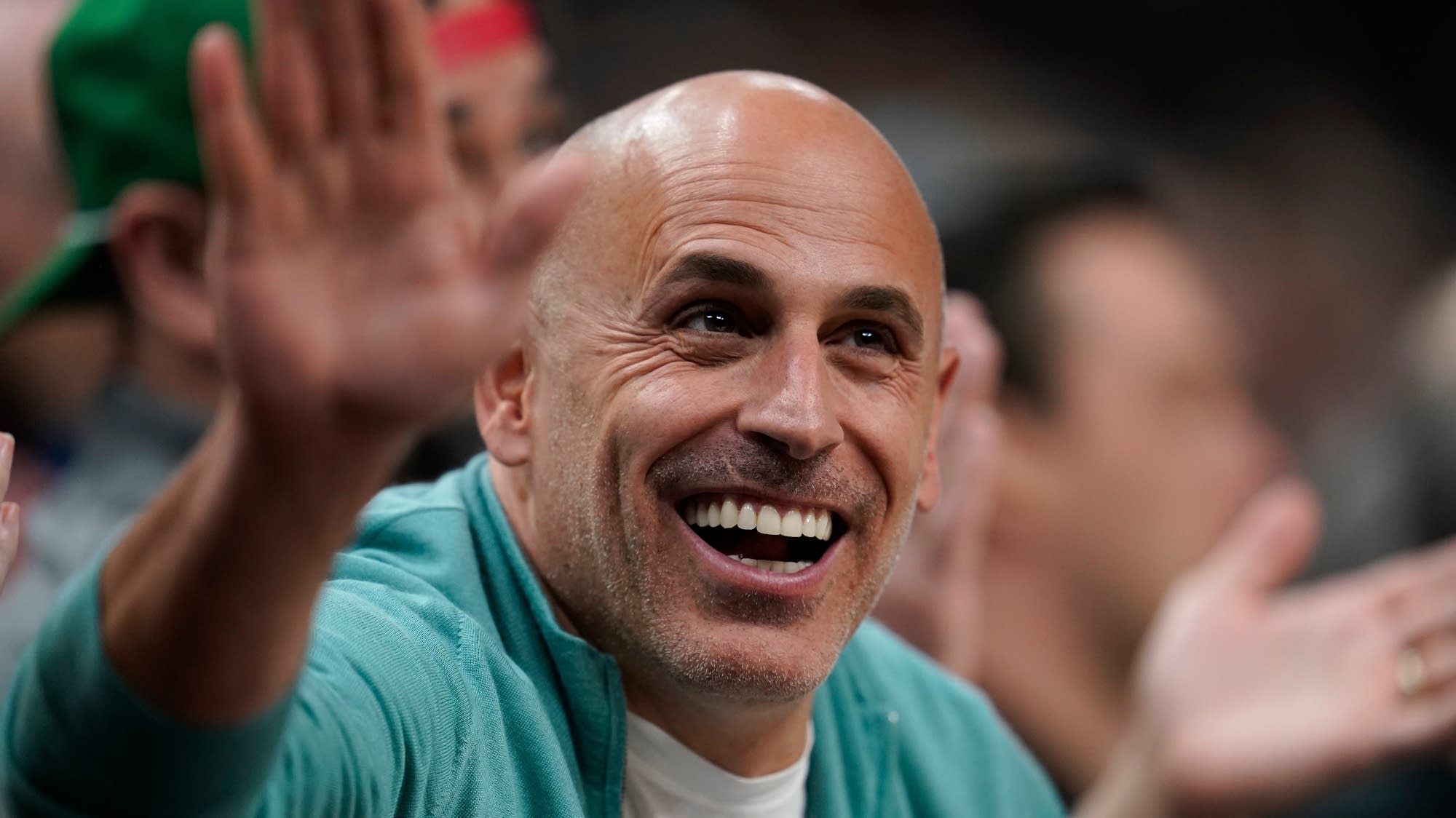 T-wolves, Lynx co-owner Lore agrees to sell his share