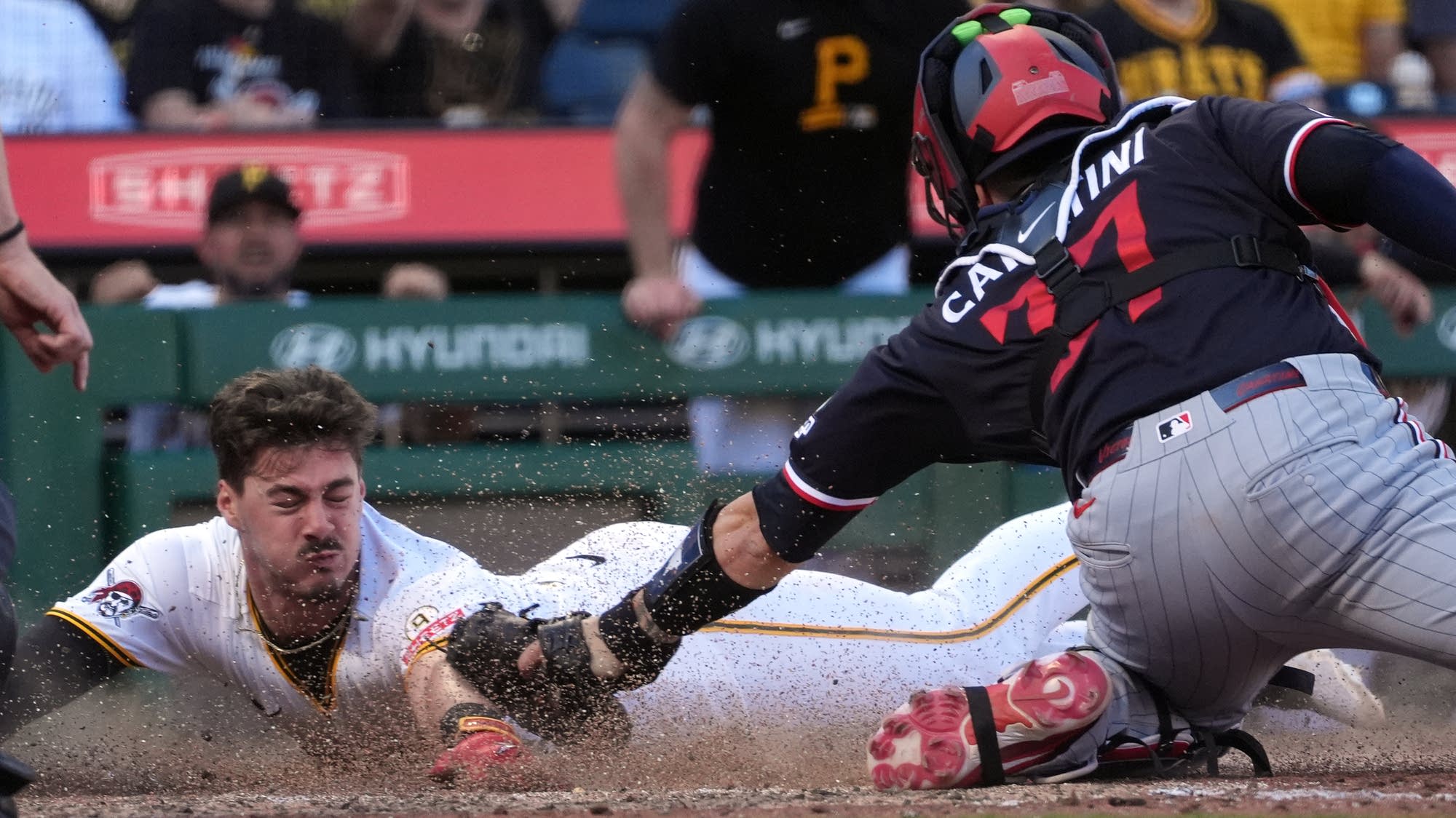 Pirates hold off Twins 10-9