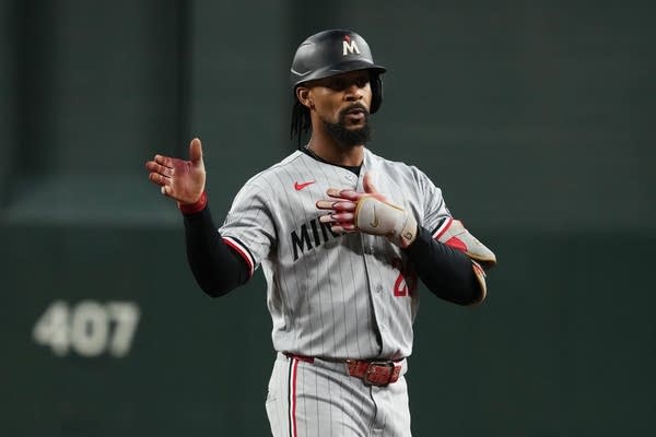 Byron Buxton pointing