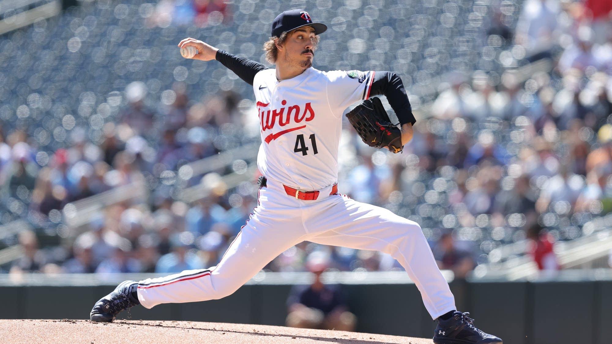 Twins hold on to beat Blue Jays 4-3 after Ryan leaves with elbow soreness