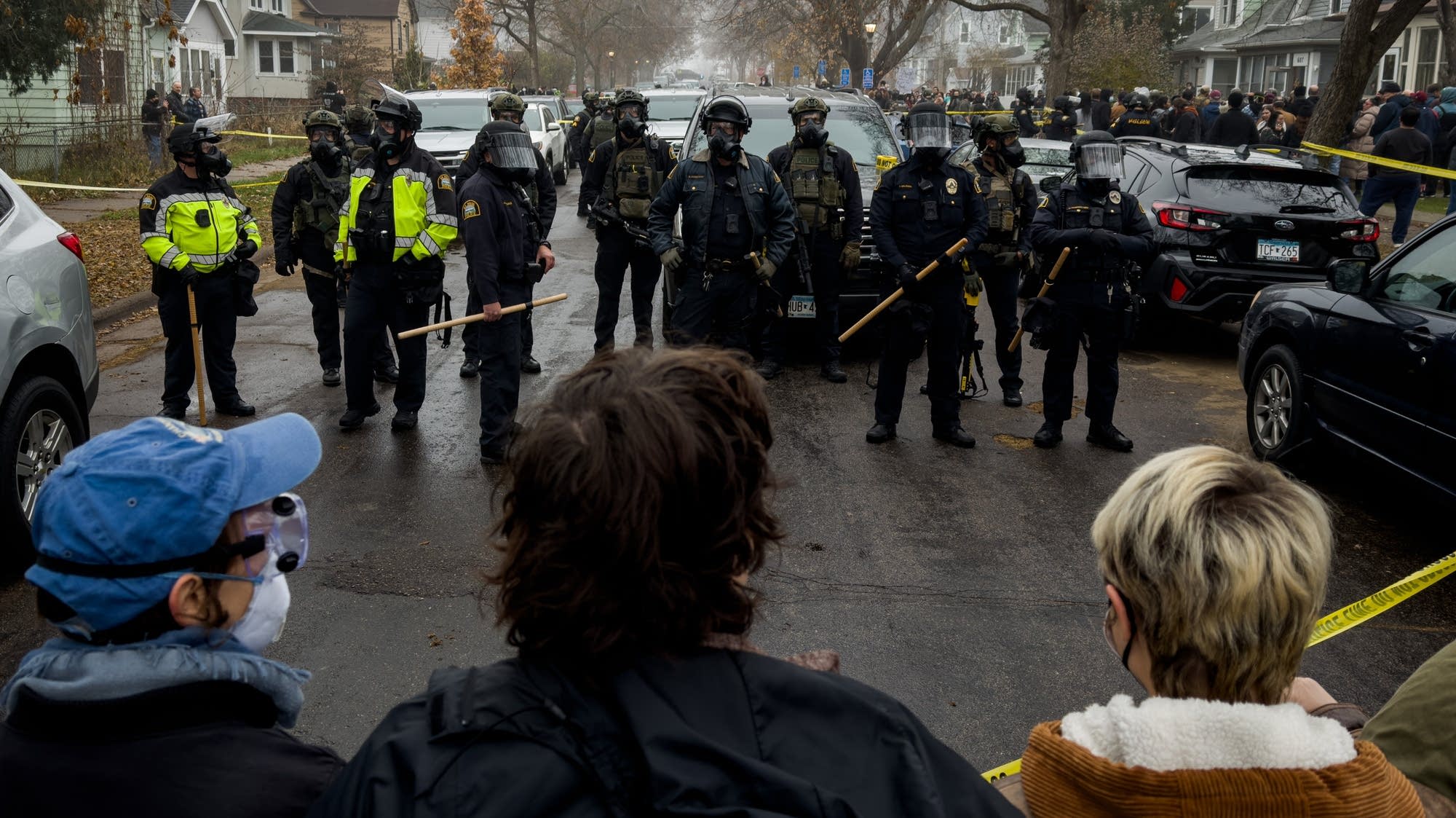 Another federal agent operation in St. Paul draws large crowds of protesters – MPR News