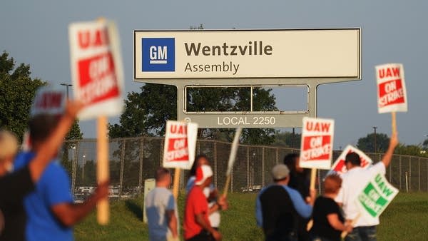 Members of the United Auto Workers Union picket outside the General Motors assembly plant on Sept. 16 in Wentzville, Missouri.