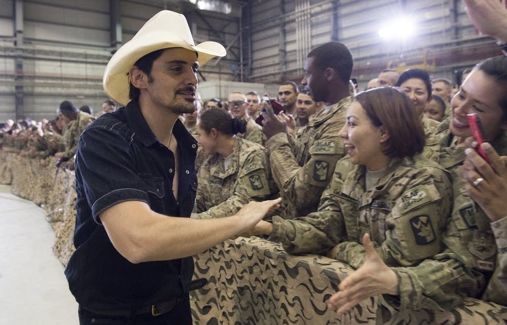 Brad Paisley greets US troops