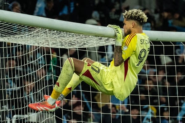 Goalkeeper Dayne St. Clair scores winner in PK shootout as Loons eliminate Sounders