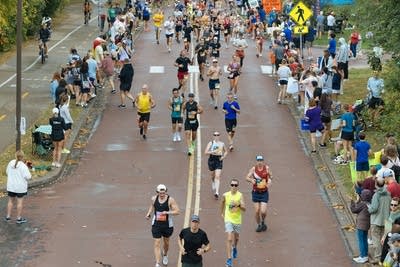Twin Cities Marathon begins with record crowd, cool weather and traffic closures