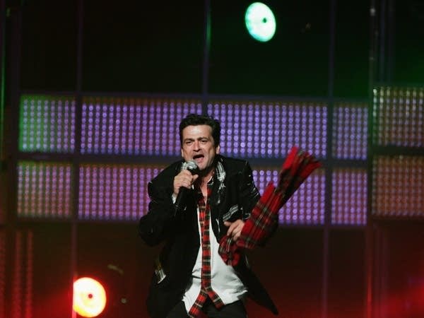 Les McKeown, performing on Aug. 24, 2007 in Sydney.