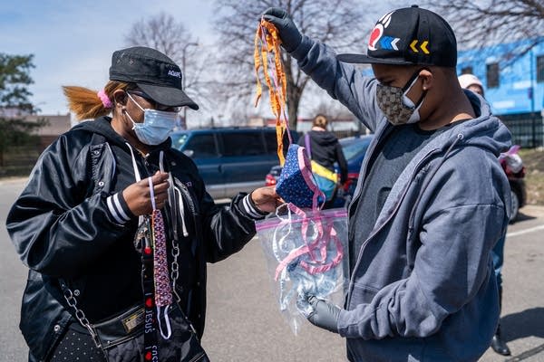 Daily dose of sweetness: Volunteers give away hundreds of homemade masks in Minneapolis