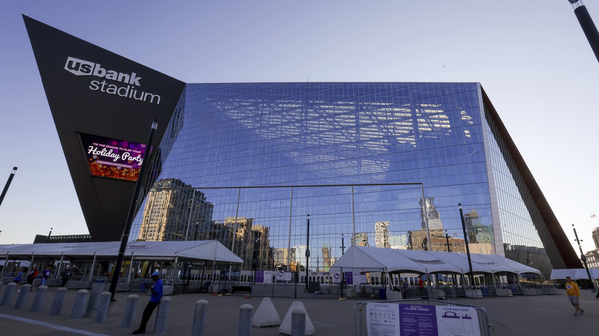 U.S. Bank Stadium roof to be repaired after hail damage U.S. Bank Stadium roof to be repaired after hail damage