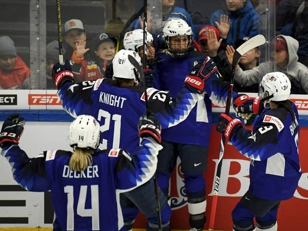 U.S. edges Canada 3-2 in women's hockey worlds