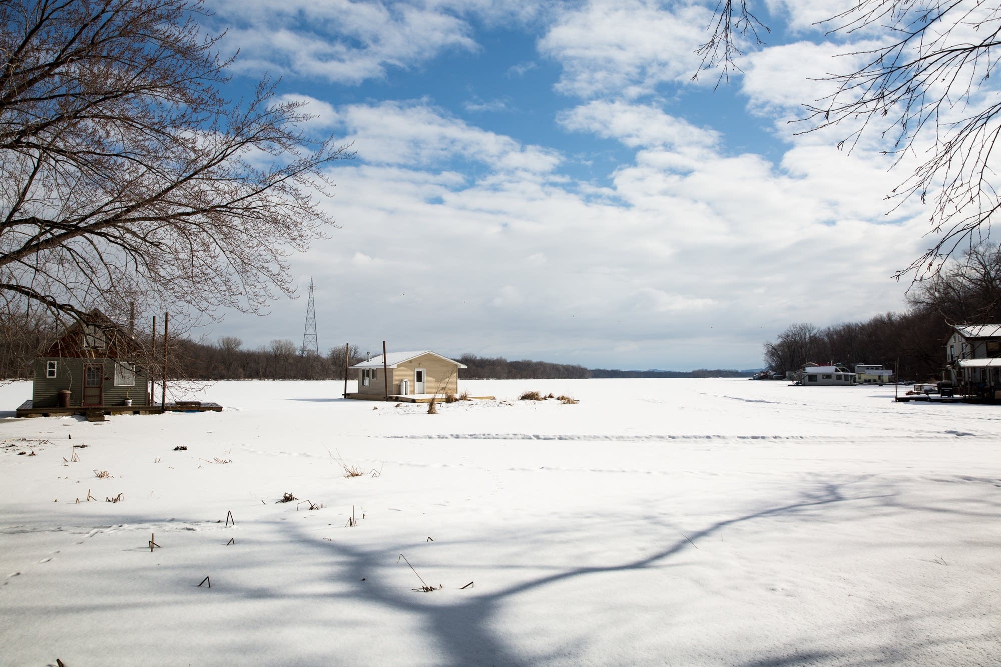 A lone houseboat on the Mississippi.