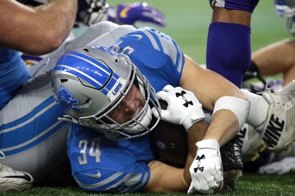 Detroit Lions running back Zach Zenner runs the ball during the first half of an NFL football game against the Minnesota Vikings in Detroit, Michigan. Mentoring business leaders is similar to coaching in footballs, acording to former Google boss Eric Schmidt (Photo by Jorge Lemus/NurPhoto via Getty Images)