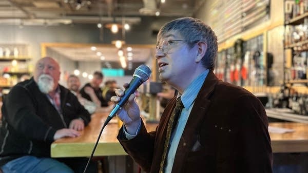 Andrew Anderson hosting bar trivia in Columbus, Ohio.