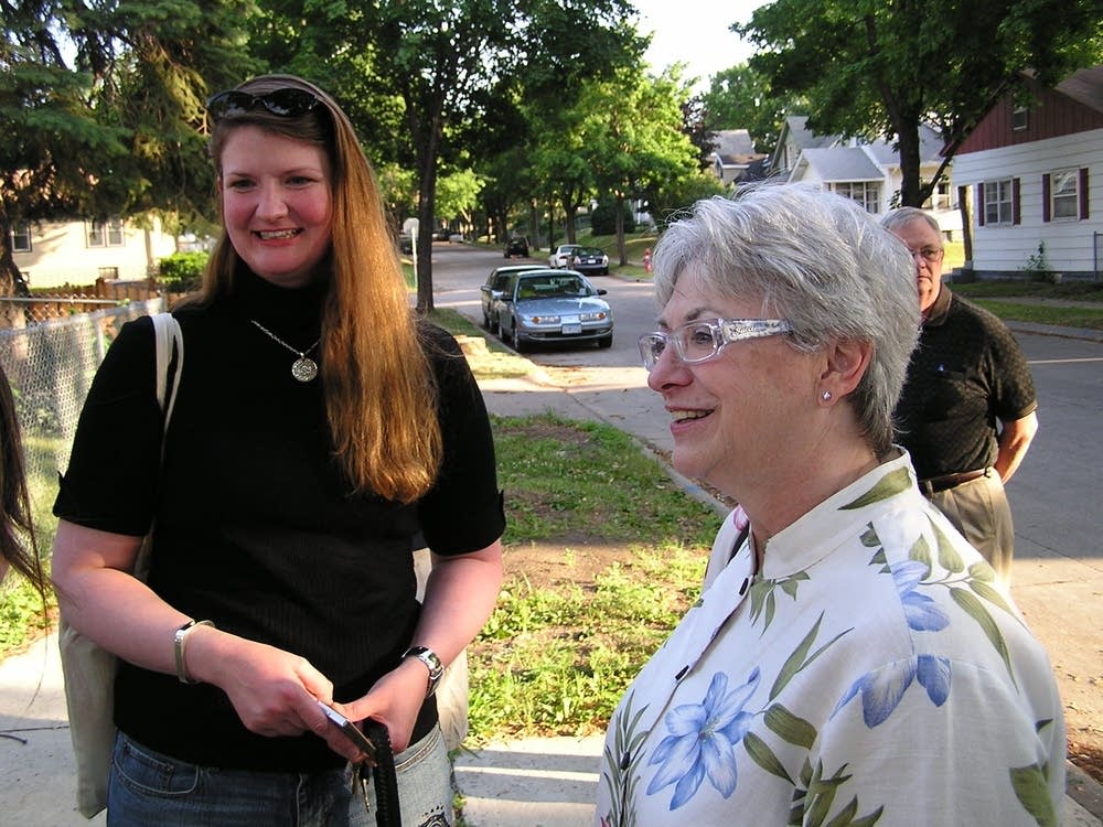 Stephanie Gruver (l) and Carolyn Olson