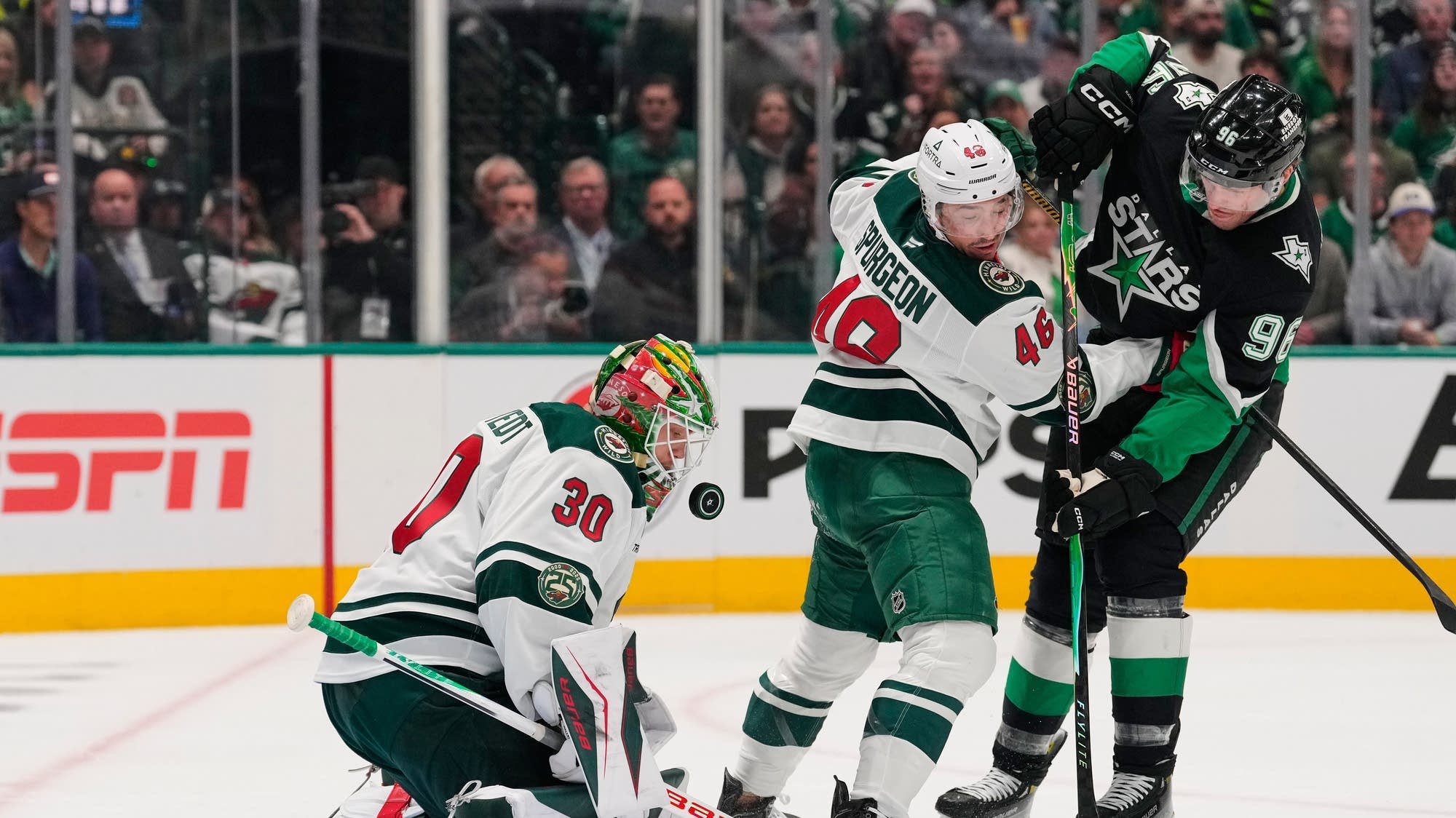 Wild lose to Stars 4-2 to even first-round series