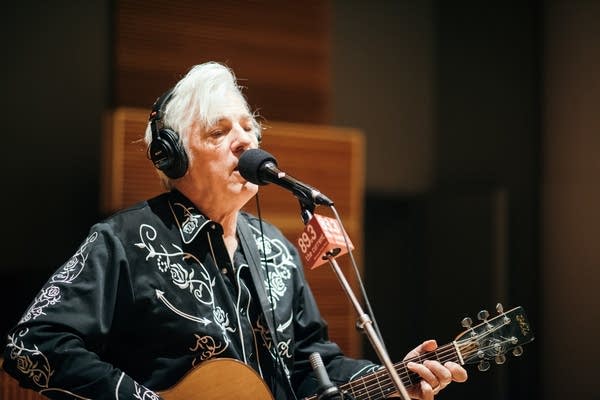 Robyn Hitchcock performs in The Current studio.