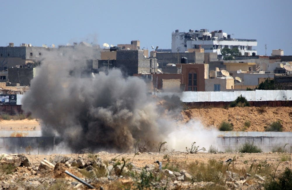 Fighting outside Gadhafi's compound