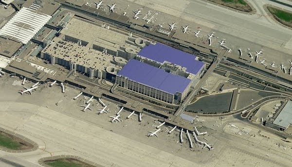 Airport beckons travelers to its parking nightmare