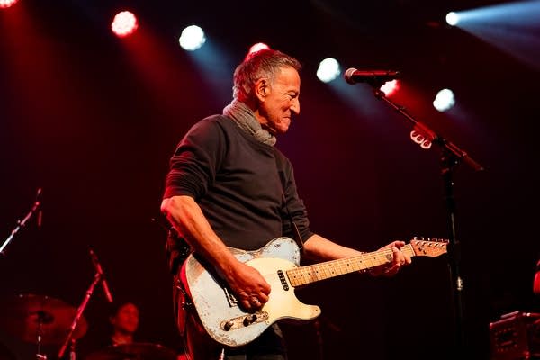 Bruce Springsteen performs as special guest at First Avenue solidarity show