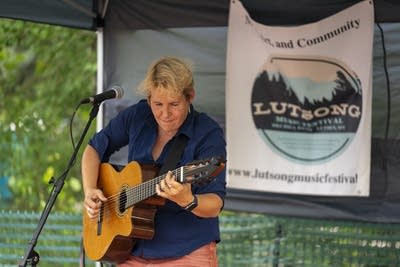 skarlett woods playing acoustic guitar and singing