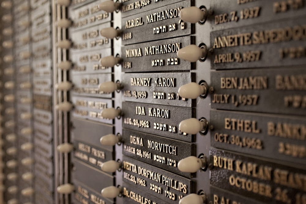 Memory plaques