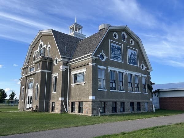 5e6c27-20250731-oldschools05-600 Pictures: Old school buildings remember the past of Minnesota