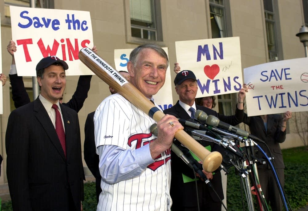 Rep. Sabo calling on MLB to save Twins team, 2001.