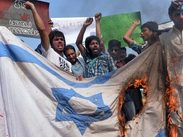 Pakistani protesters chant slogans