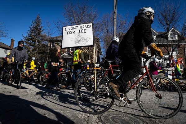 Thousands join Minneapolis bike ride to honor Alex Pretti