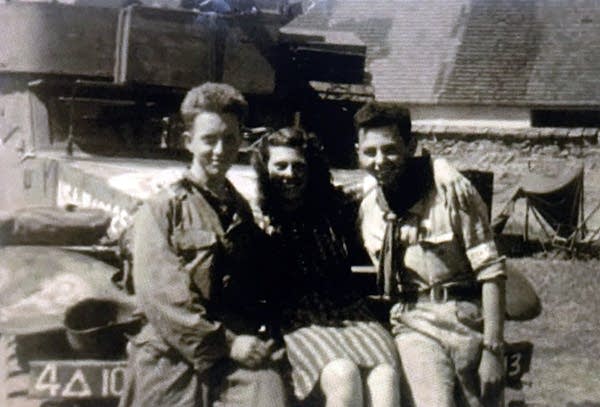 Wisconsin man solves mystery of his dad’s WWII photo