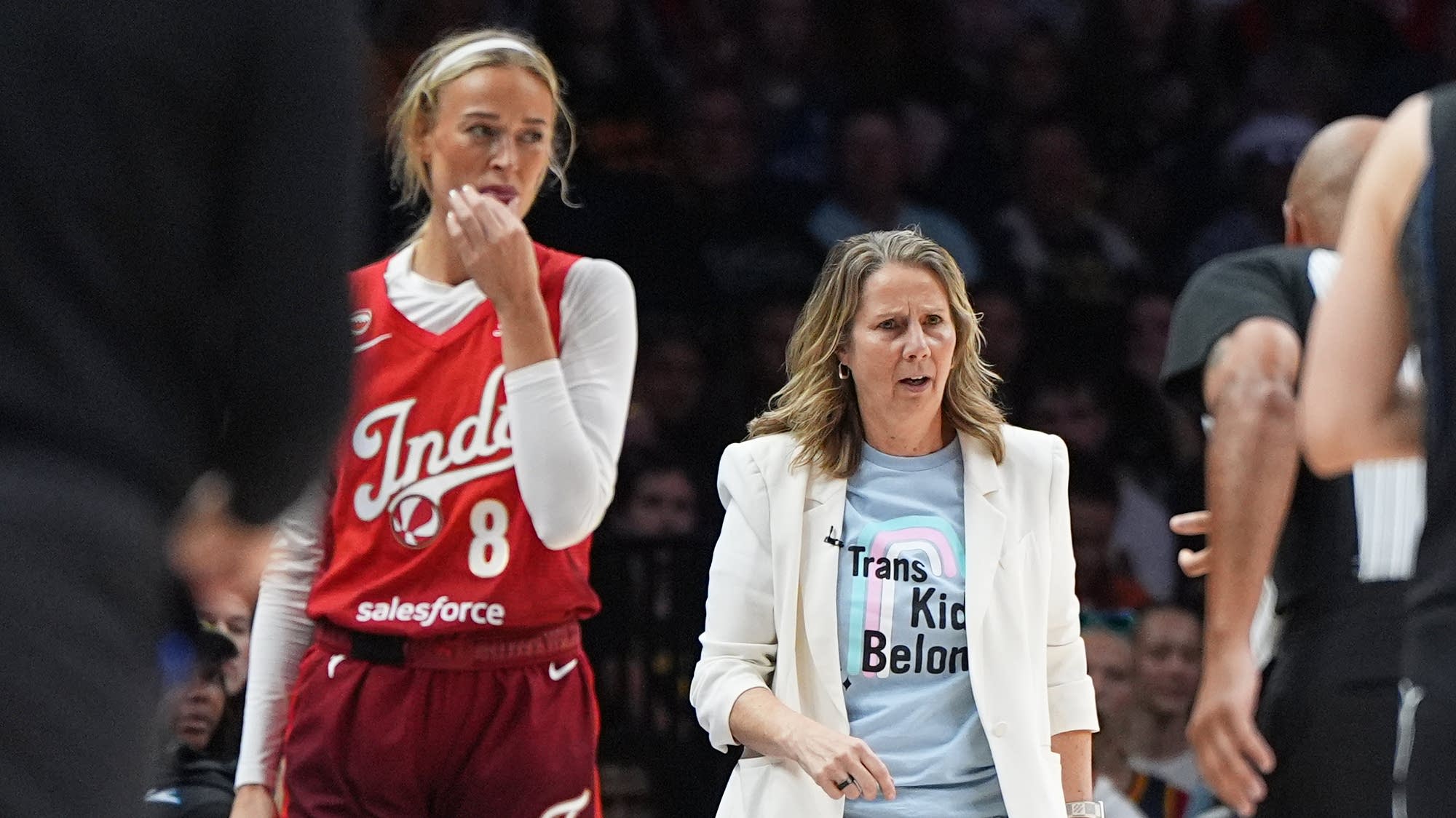 Lynx hold off Fever as rallies surround game Lynx hold off Fever as rallies surround game