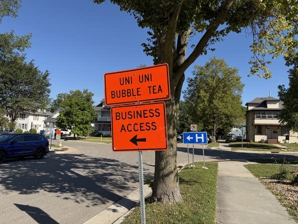 An orange construction sign reads "Uni Uni Bubble Tea Business Access."