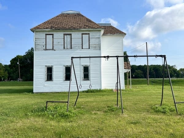 28b3c9-20250731-oldschools01-600 Pictures: Old school buildings remember the past of Minnesota