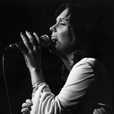 https://img.apmcdn.org/ea48fda2612805615c957e6c6fce4ec9f3313022/square/88e60a-20160203-karen-carpenter.jpg