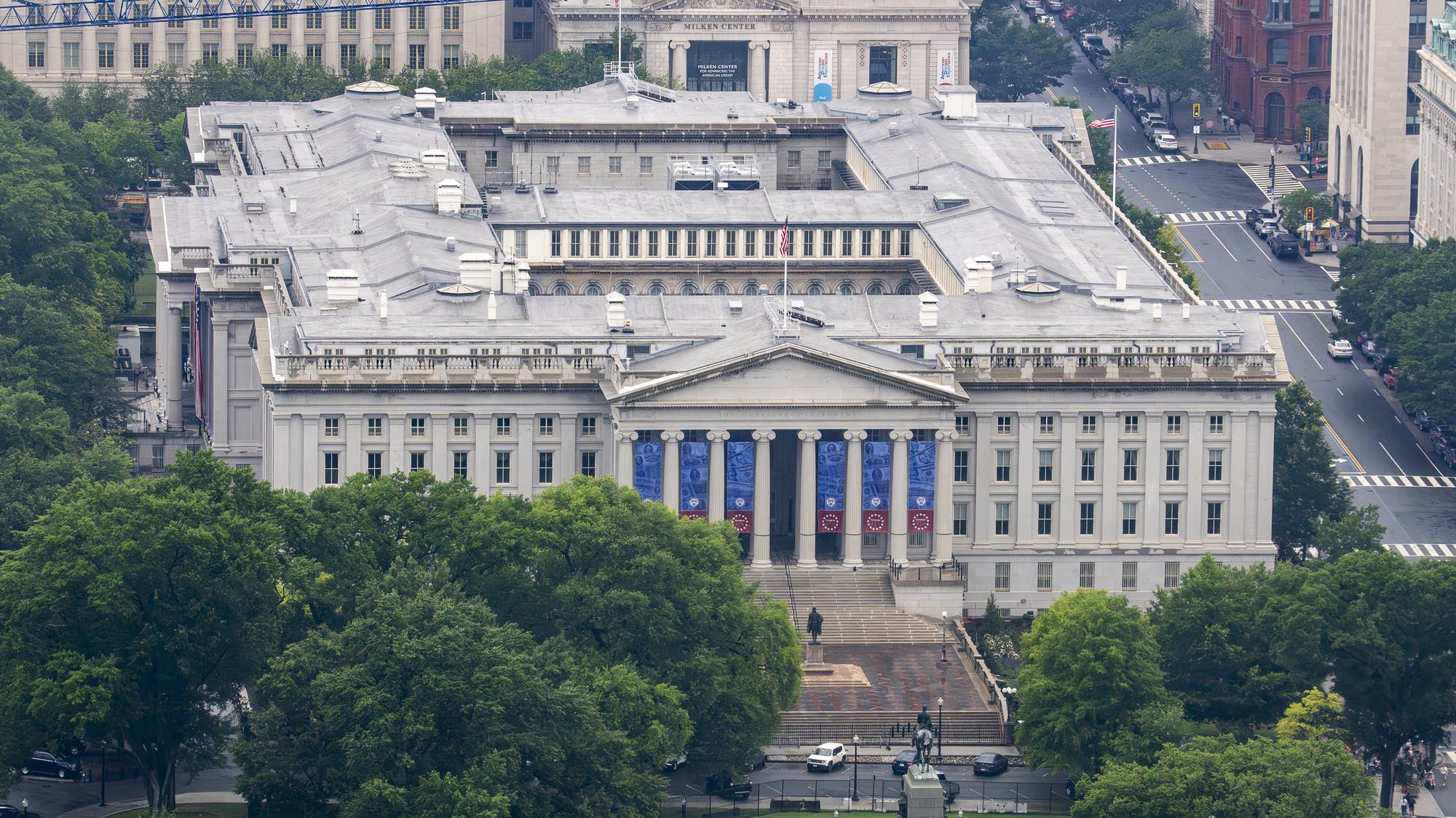 Rising rates mean Treasurys are worth less. That’s putting pressure on banks Rising rates mean Treasurys are worth less. That’s putting pressure on banks