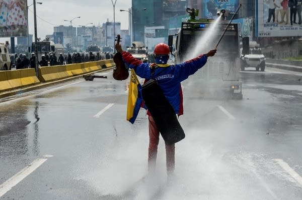 TOPSHOT-VENEZUELA-CRISIS-OPPOSITION-PROTEST