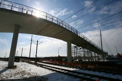 Bridge cable failure closes light rail tracks