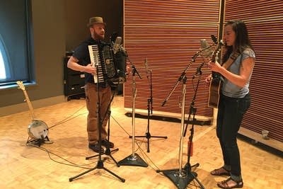 Robinson & Rohe perform in the Radio Heartland studio