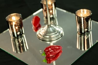 红辣椒放在带有蜡烛的金属展示架上。