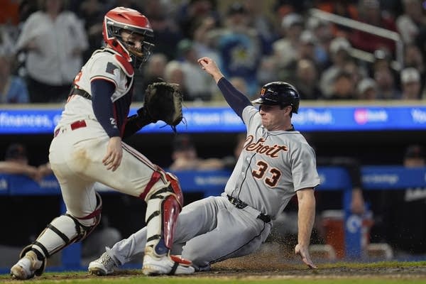 Keith scores on sacrifice fly in 11th, Tigers rally to top Twins 4-3