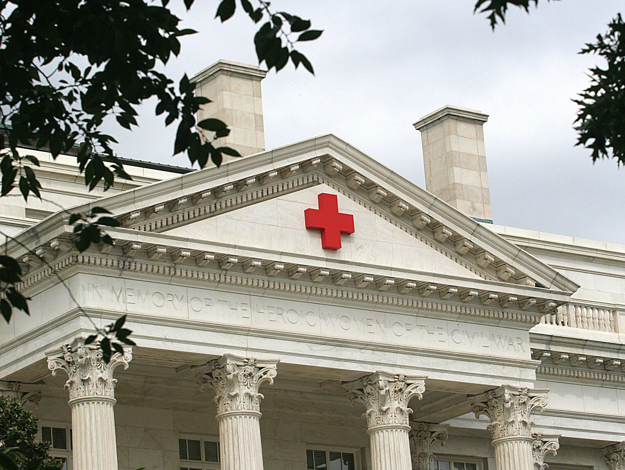 Ольгинская больница красного креста самара. Кресты здание. Екатерининский храм ростов на дону. Церковь красного креста саратов. Больница красного креста самара.