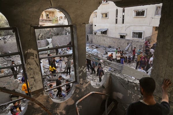 Israeli strikes kill at least 17 Palestinians in Gaza as leaders ramp up pressure for a ceasefire 