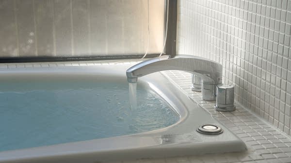 Alicia Sasser Modestino at Northeastern University explained that the labor market is similar to a bathtub — it shouldn't be too full, too hot, or too cold.