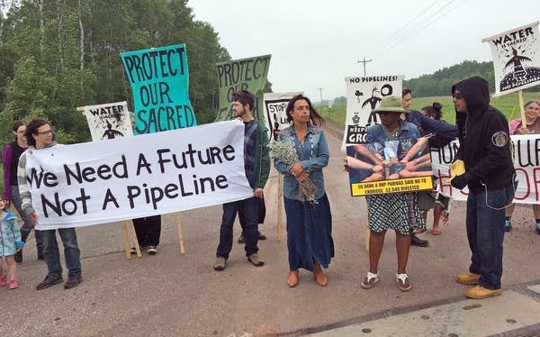 Winona LaDukeâ© and others rally at the Wisc. - Minn. border.