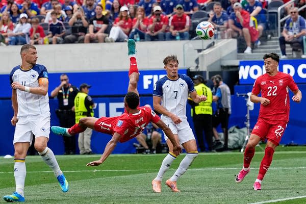 Switzerland coach uses hydration break to spark late goal barrage in 4-1 World Cup win over Bosnia