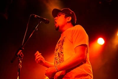 Bizhiki performing on stage