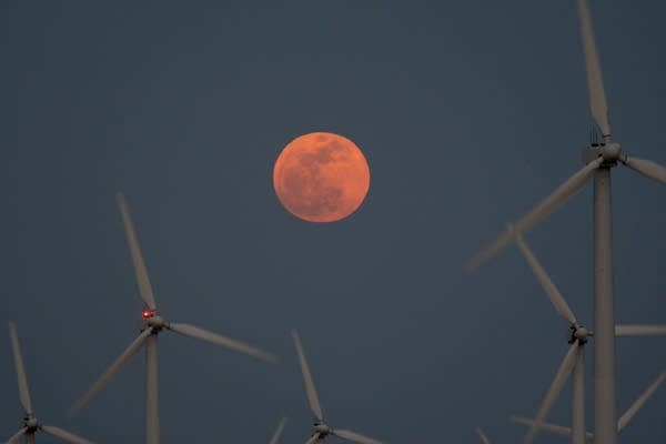 Super full moon shines brightly this weekend