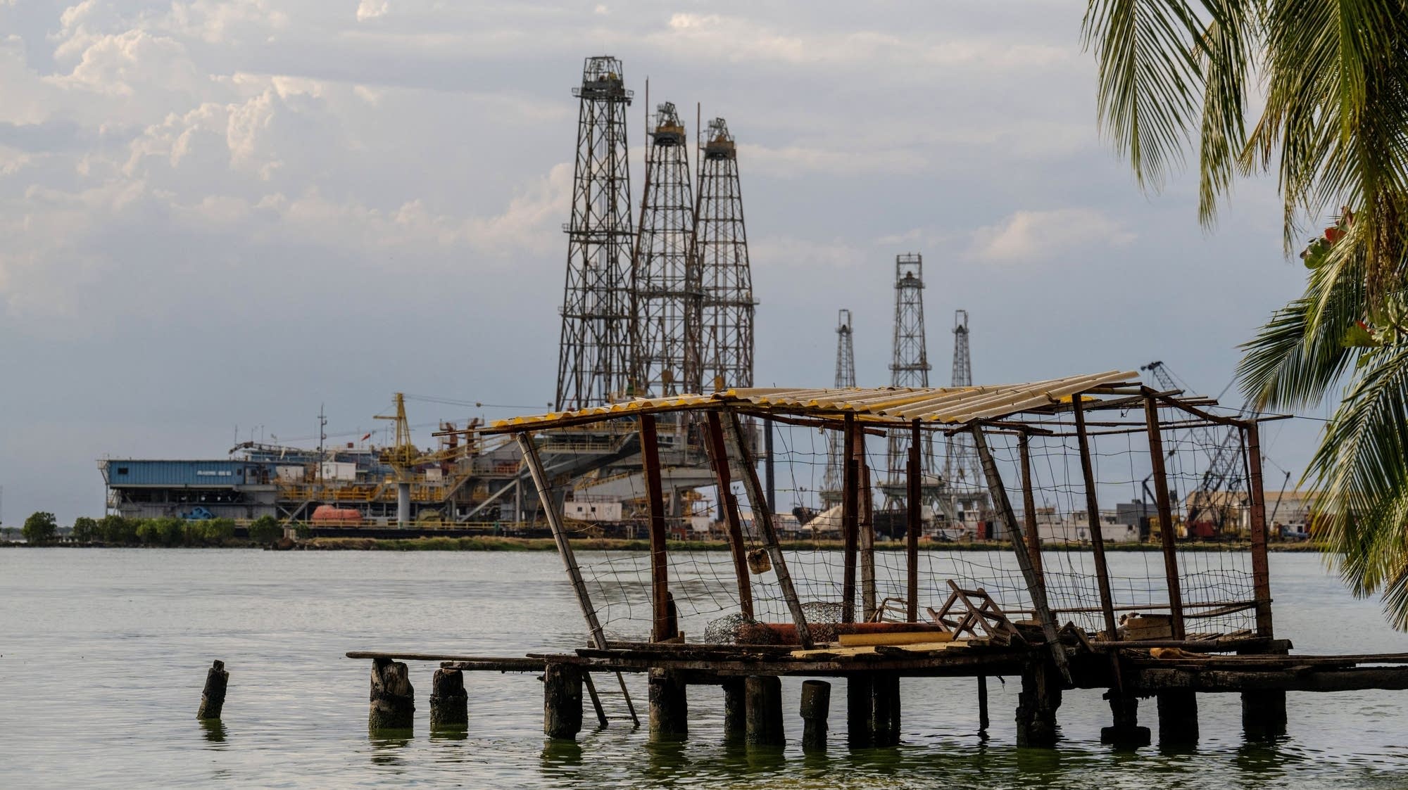 U.S. oil companies ink production deals with Venezuela